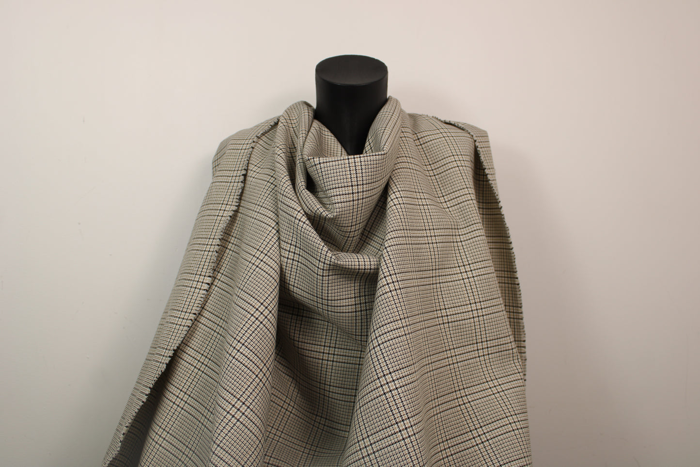Tissu tweed de laine - imprimé à carreaux - ton beige, noir et blanc - photo 4/5 | So Tissus