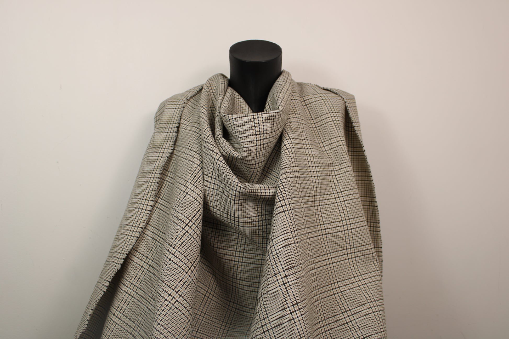 Tissu tweed de laine - imprimé à carreaux - ton beige, noir et blanc - photo 4/5 | So Tissus