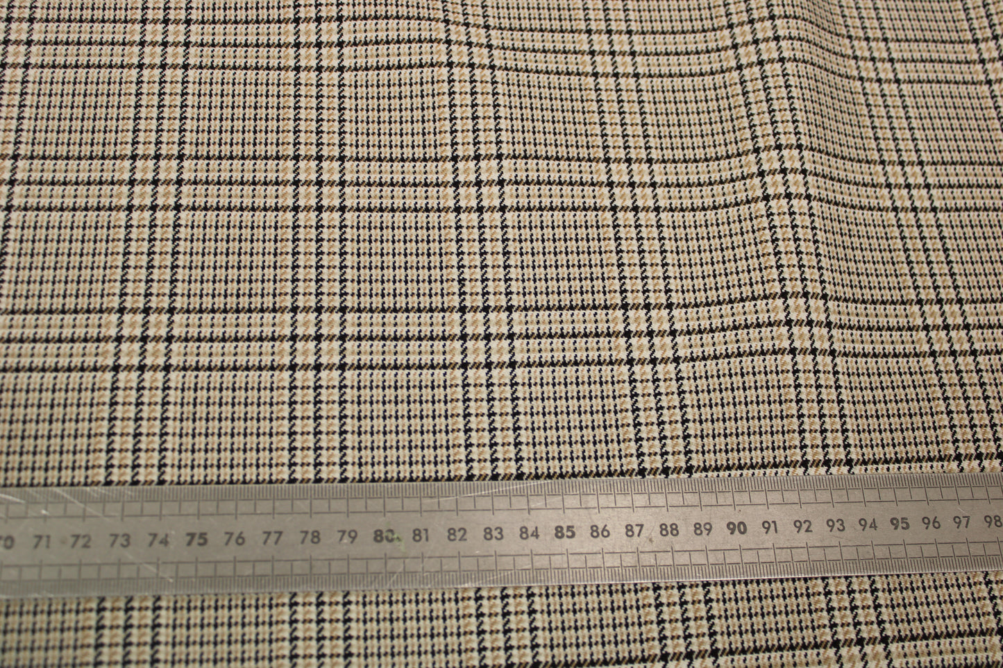 Tissu tweed de laine - imprimé à carreaux - ton beige, noir et blanc - photo 5/5 | So Tissus