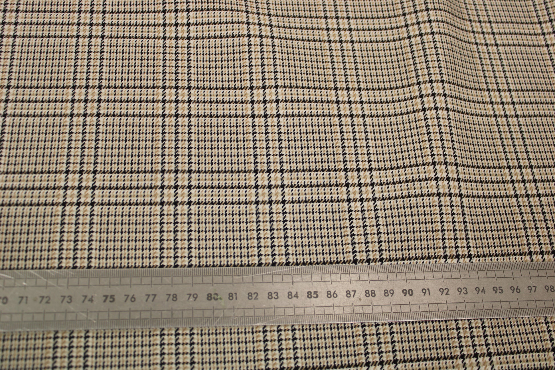 Tissu tweed de laine - imprimé à carreaux - ton beige, noir et blanc - photo 5/5 | So Tissus