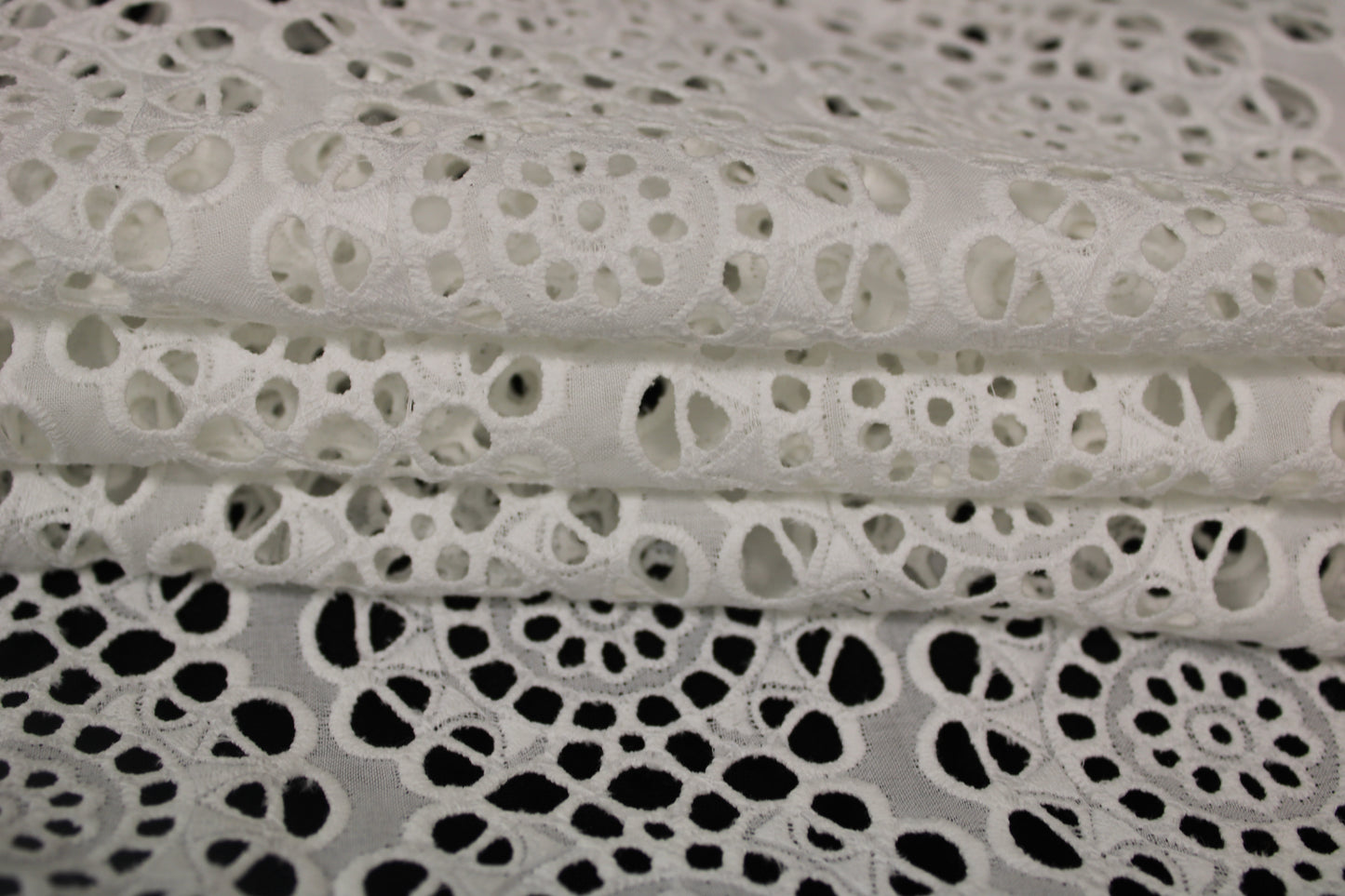 Tissu broderie anglaise - blanc - photo 2/5 | So Tissus