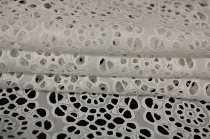 Tissu broderie anglaise - blanc - photo 2/5 | So Tissus