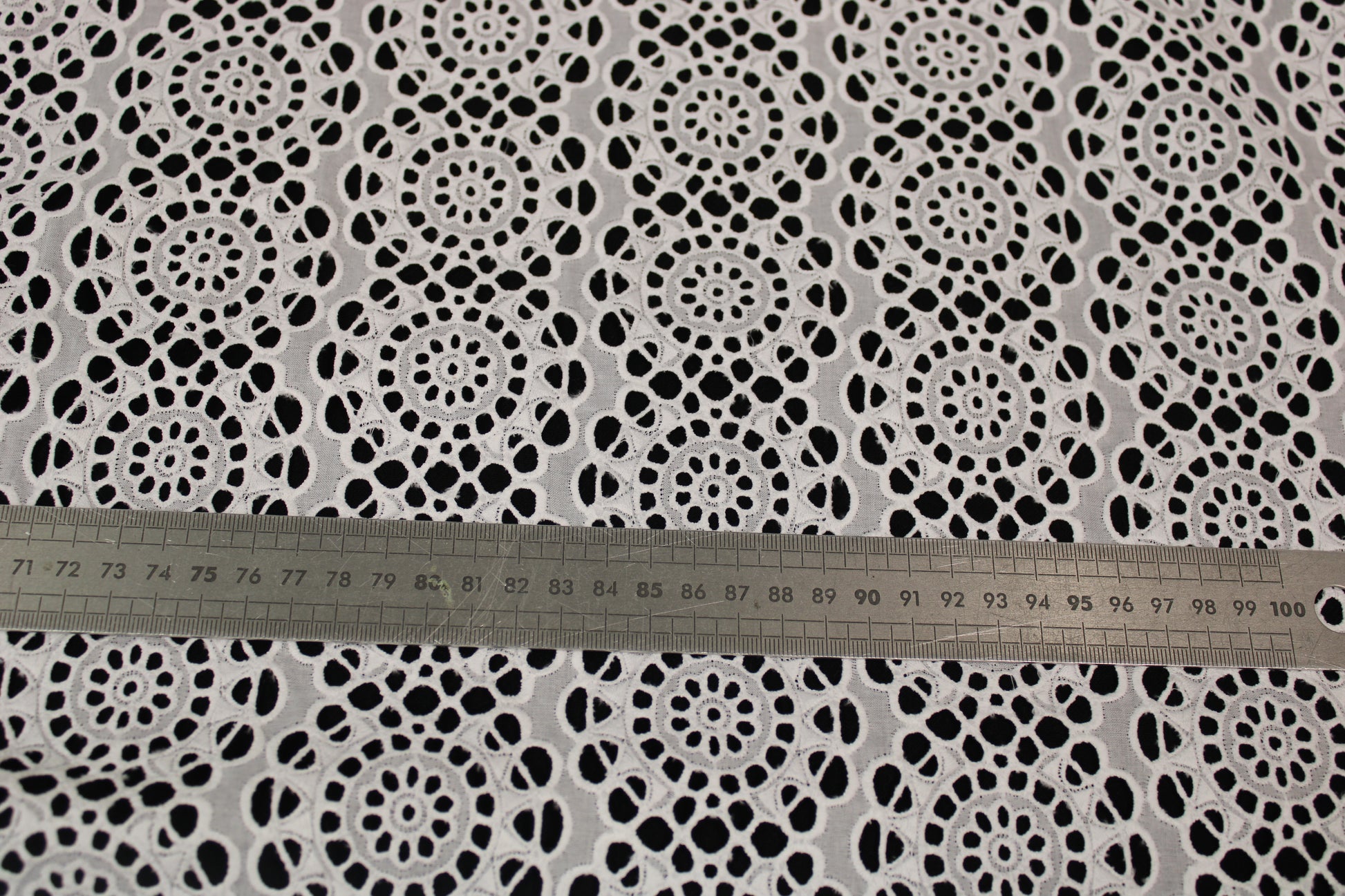 Tissu broderie anglaise - blanc - photo 5/5 | So Tissus