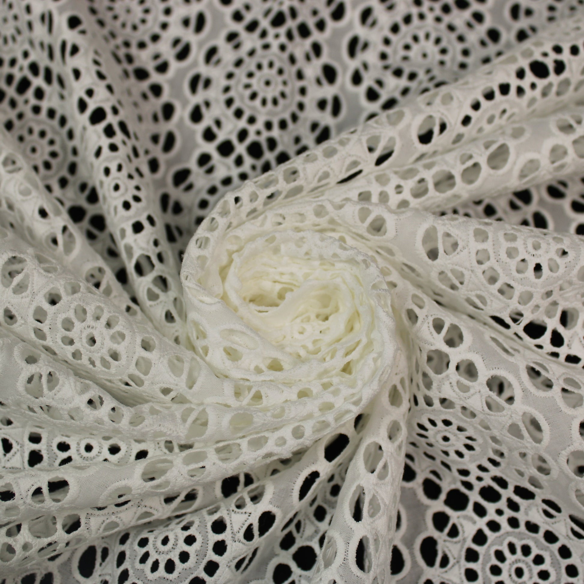Tissu broderie anglaise - blanc - photo 1/5 | So Tissus