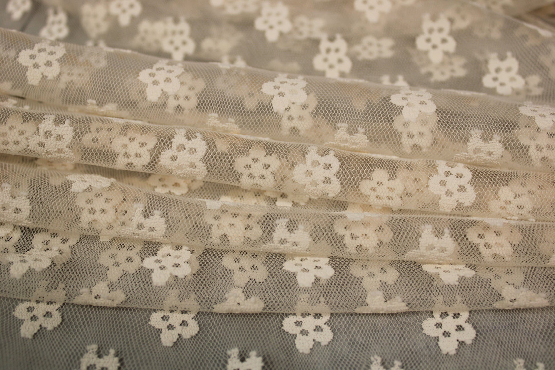 Tissu tulle brodé - motif fleuri - écru rosé - photo 2/6 | So Tissus