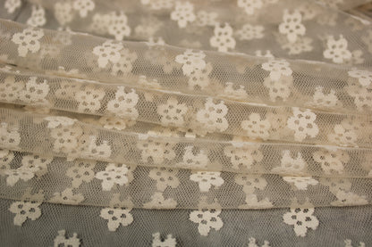 Tissu tulle brodé - motif fleuri - écru rosé - photo 2/6 | So Tissus