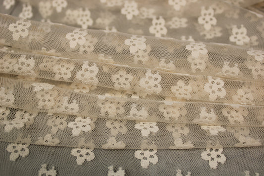 Tissu tulle brodé - motif fleuri - écru rosé - photo 2/6 | So Tissus