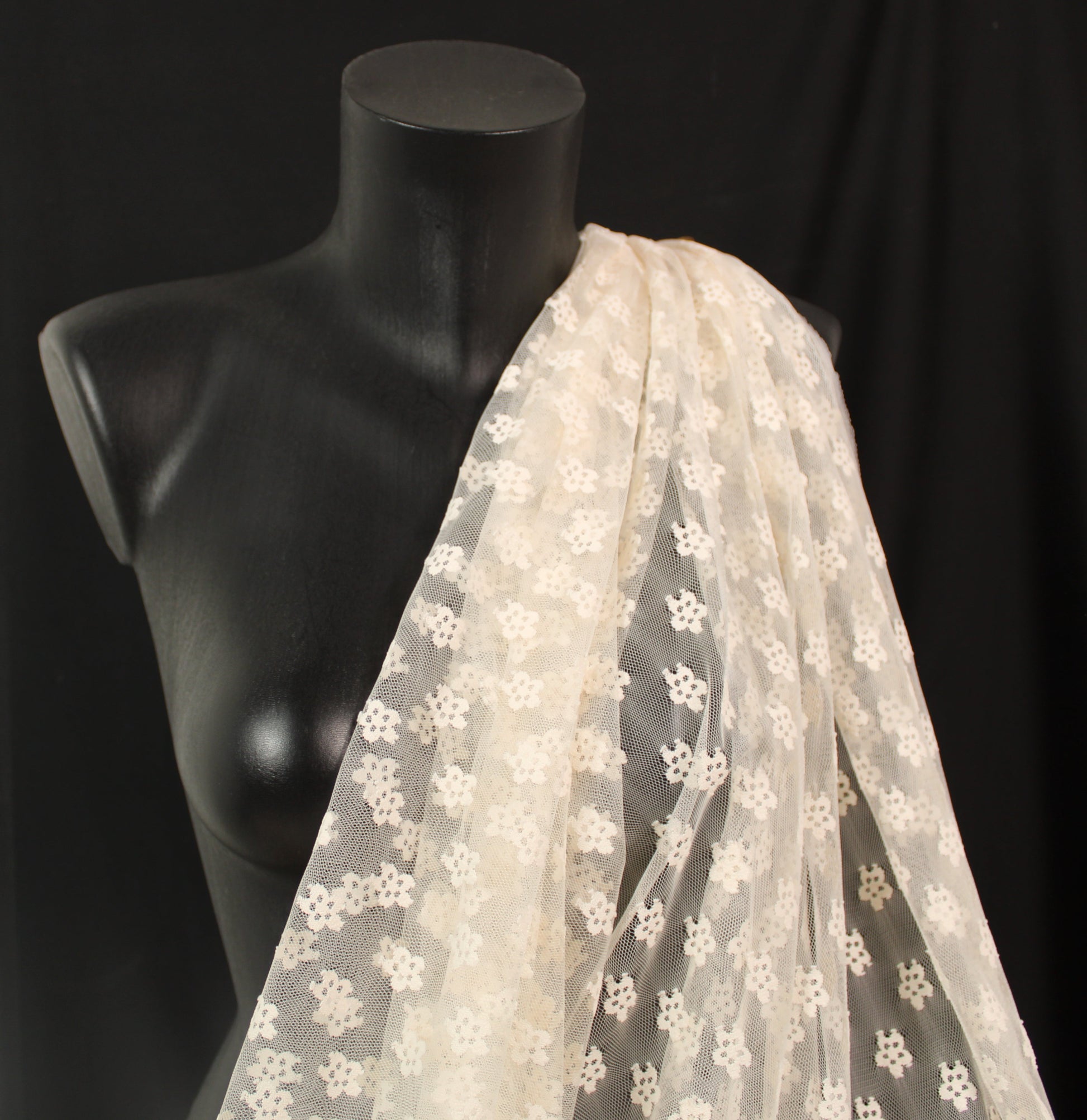 Tissu tulle brodé - motif fleuri - écru rosé - photo 3/6 | So Tissus