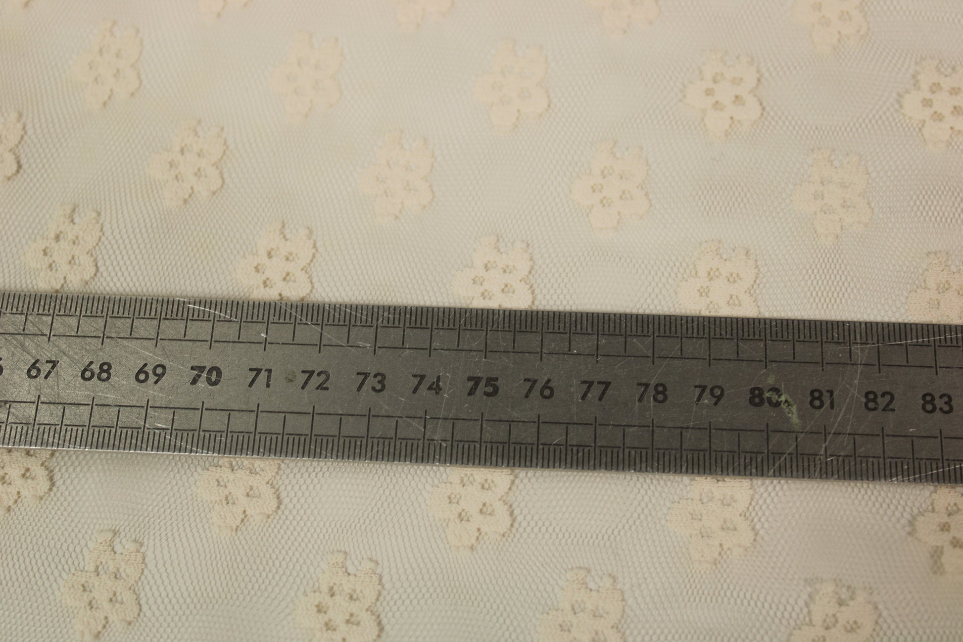 Tissu tulle brodé - motif fleuri - écru rosé - photo 5/6 | So Tissus