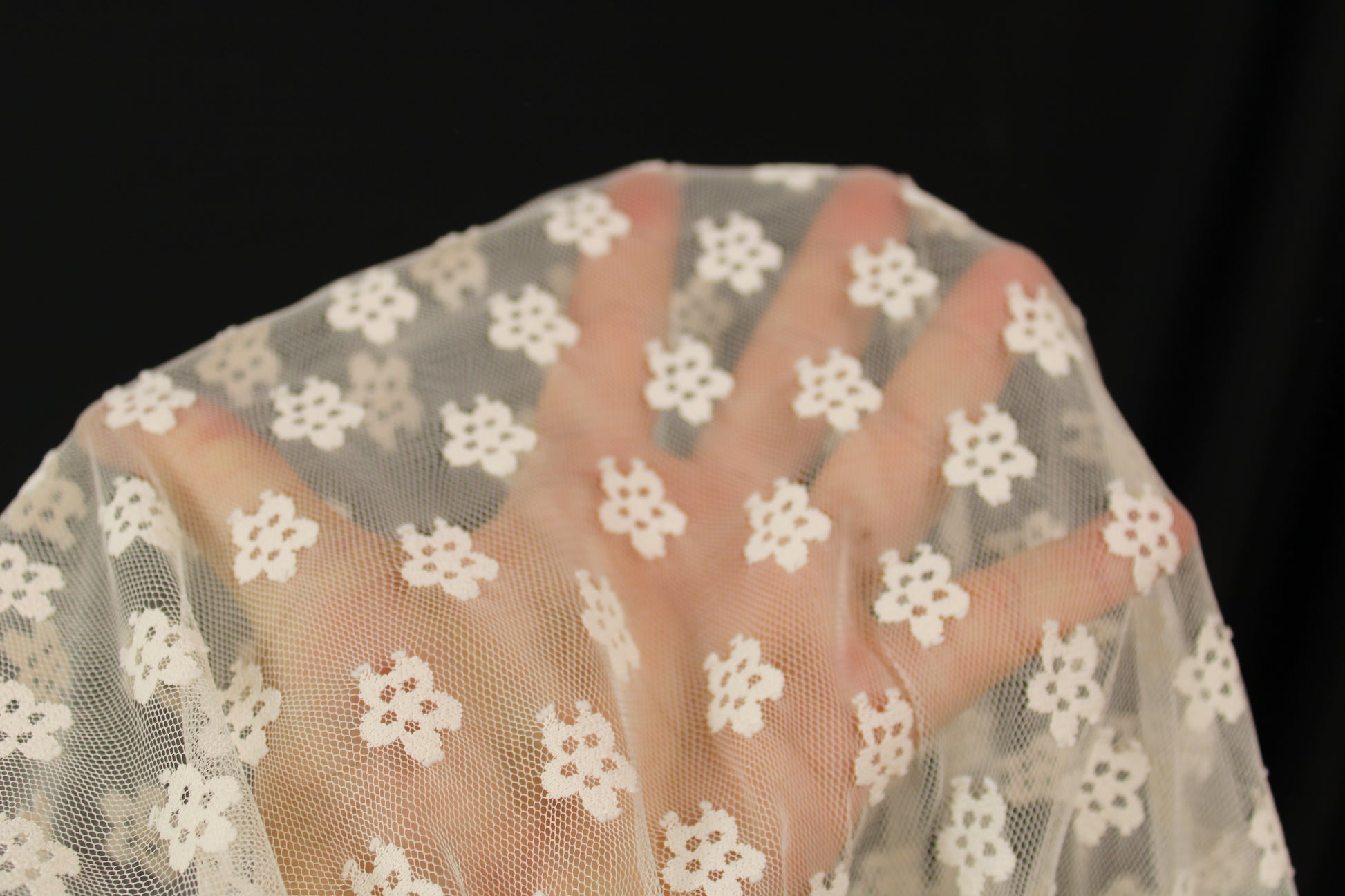Tissu tulle brodé - motif fleuri - écru rosé - photo 6/6 | So Tissus