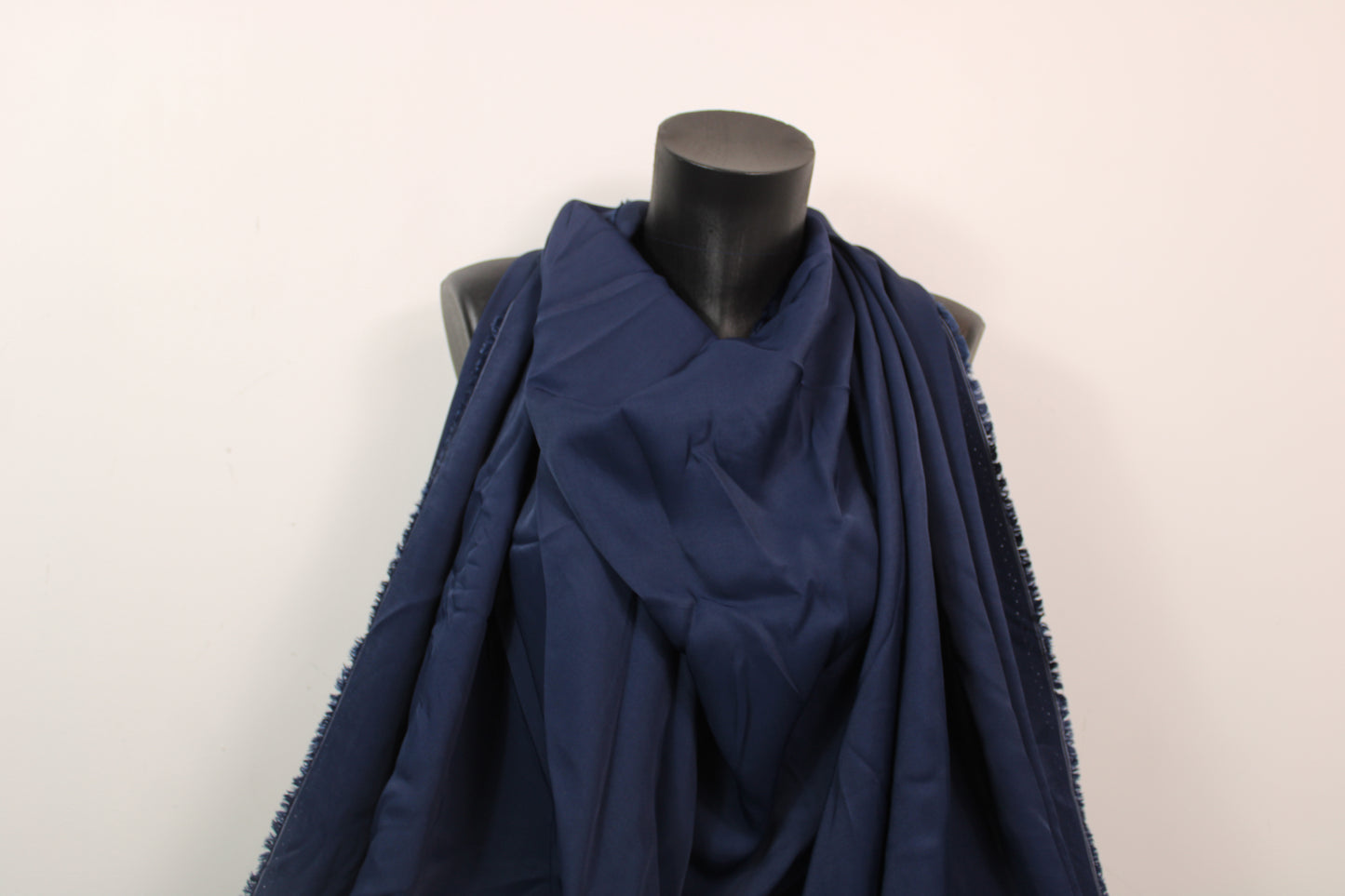 Tissu twill viscose - bleu marine - photo 4/4 | So Tissus