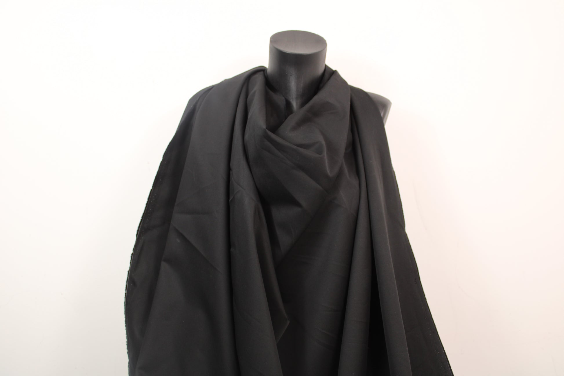 Tissu gabardine imperméable - noir - photo 3/4 | So Tissus