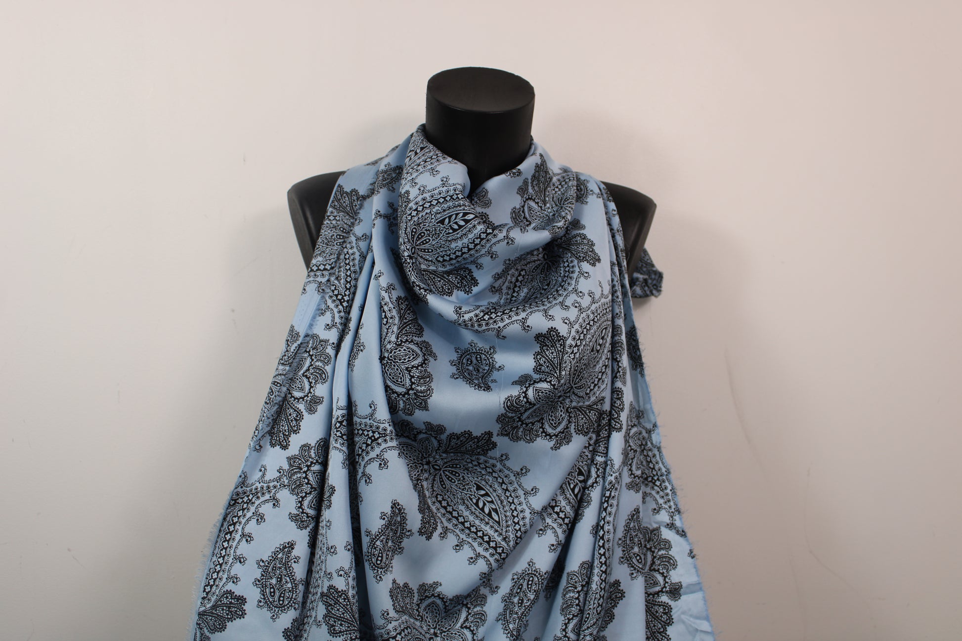 Tissu twill - imprimé cachmire - bleu ciel et noir - photo 4/5 | So Tissus