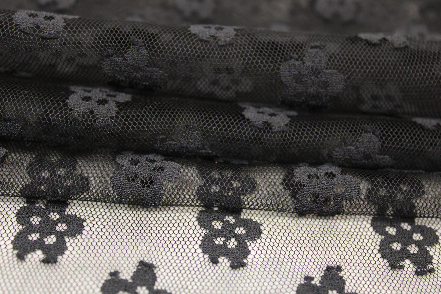 Tissu tulle brodé - motif fleuri - noir - photo 2/5 | So Tissus