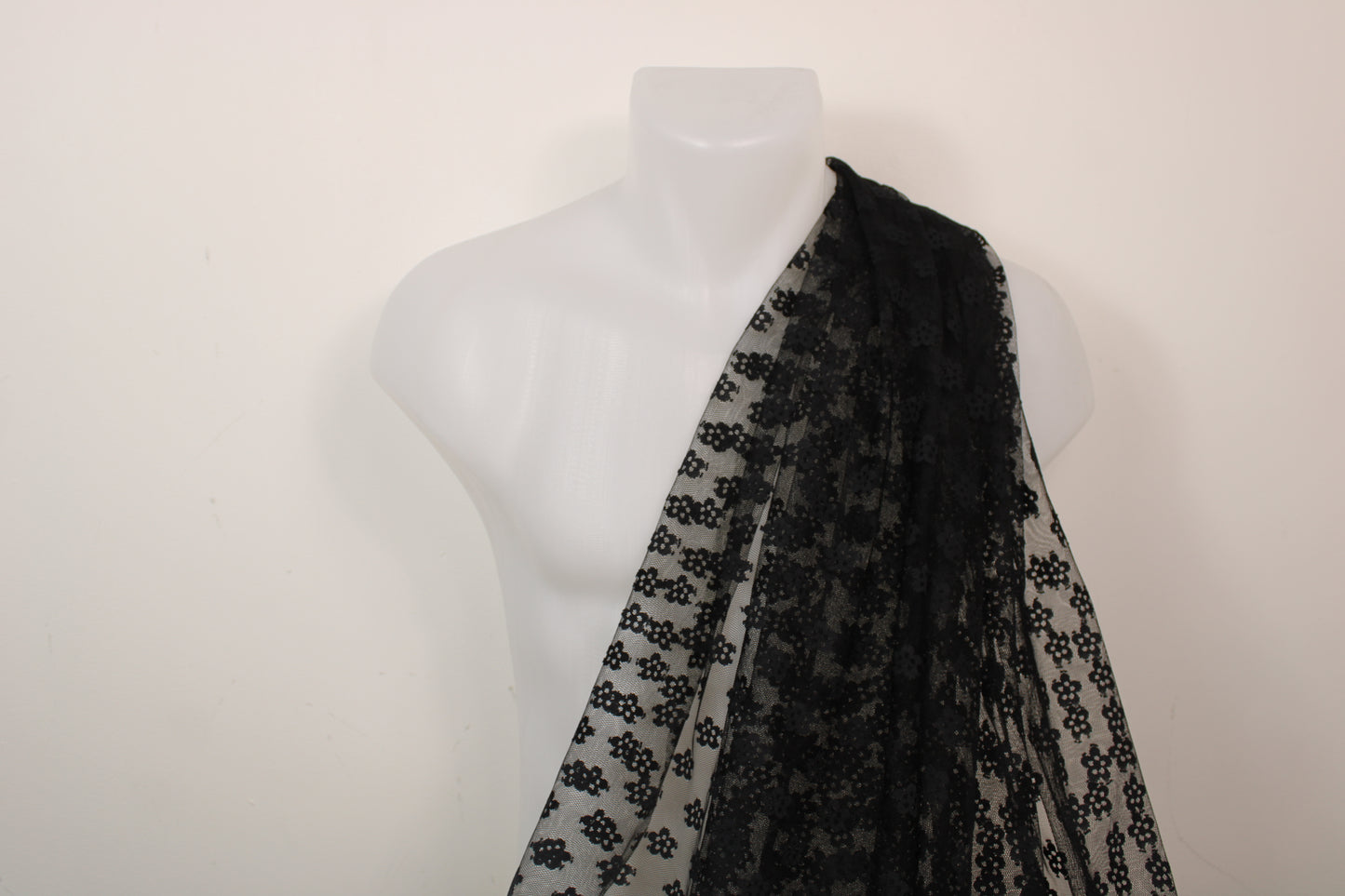 Tissu tulle brodé - motif fleuri - noir - photo 3/5 | So Tissus