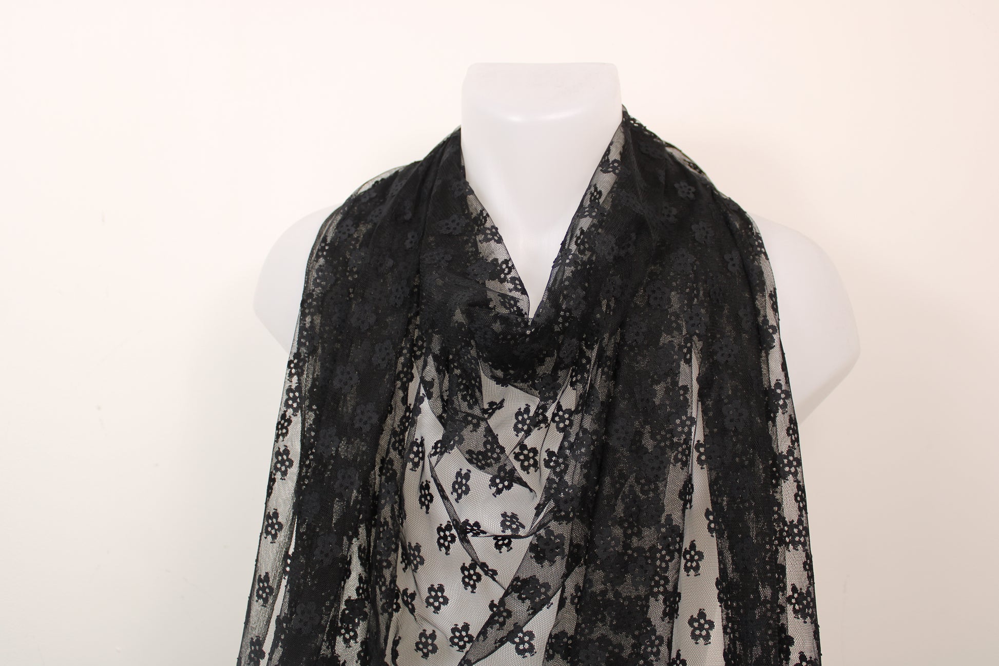 Tissu tulle brodé - motif fleuri - noir - photo 4/5 | So Tissus