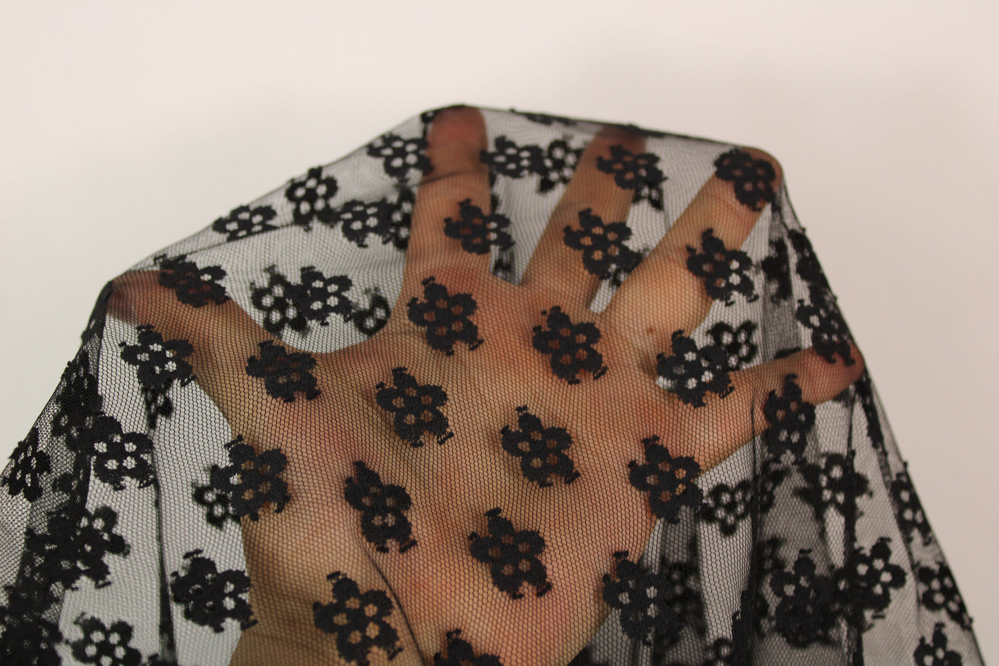 Tissu tulle brodé - motif fleuri - noir - photo 5/5 | So Tissus