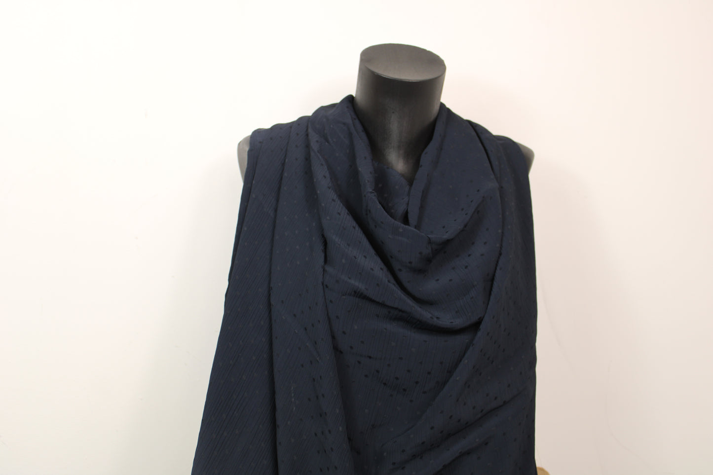 Tissu crêpon viscose - à pois - bleu marine - photo 4/5 | So Tissus