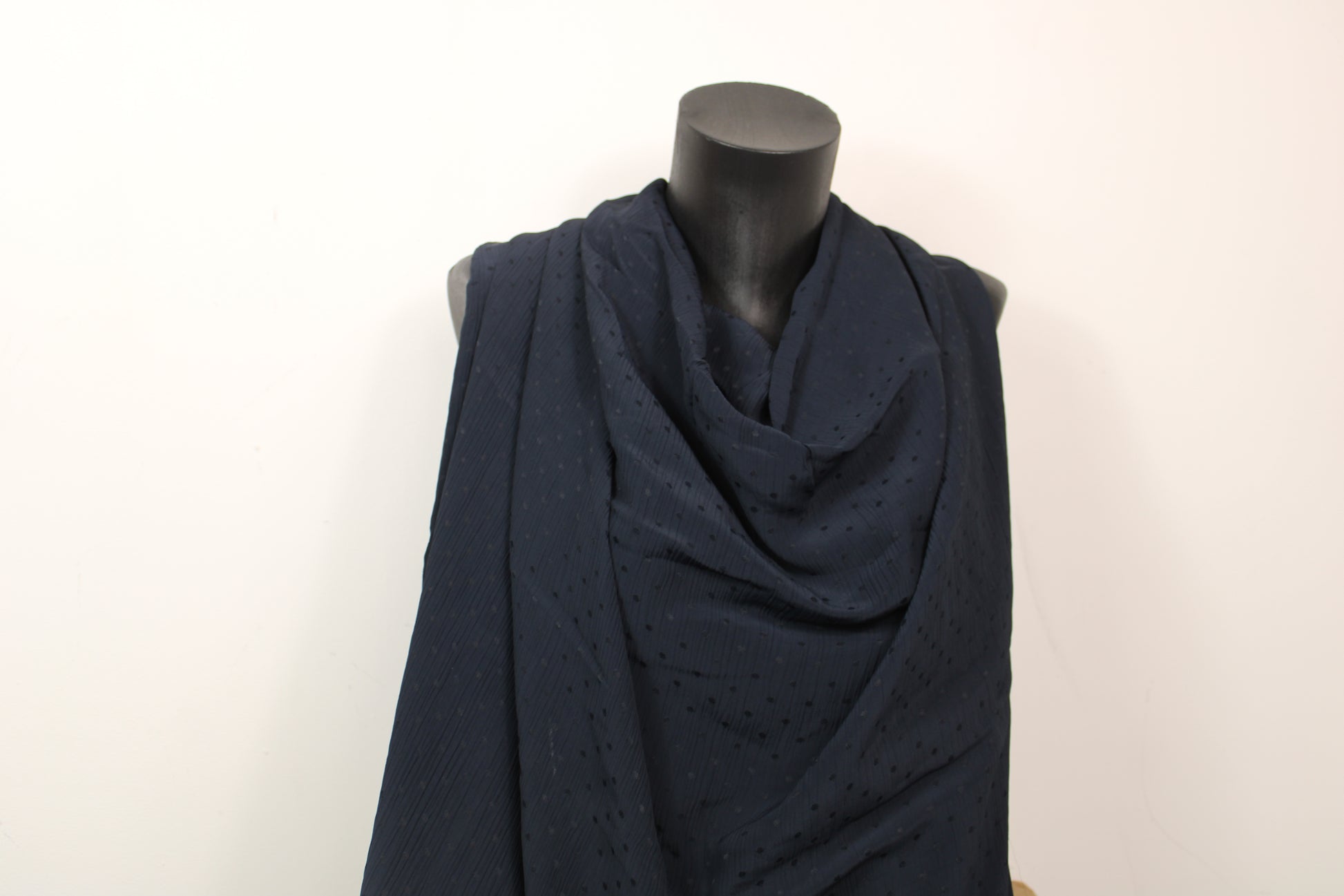 Tissu crêpon viscose - à pois - bleu marine - photo 4/5 | So Tissus