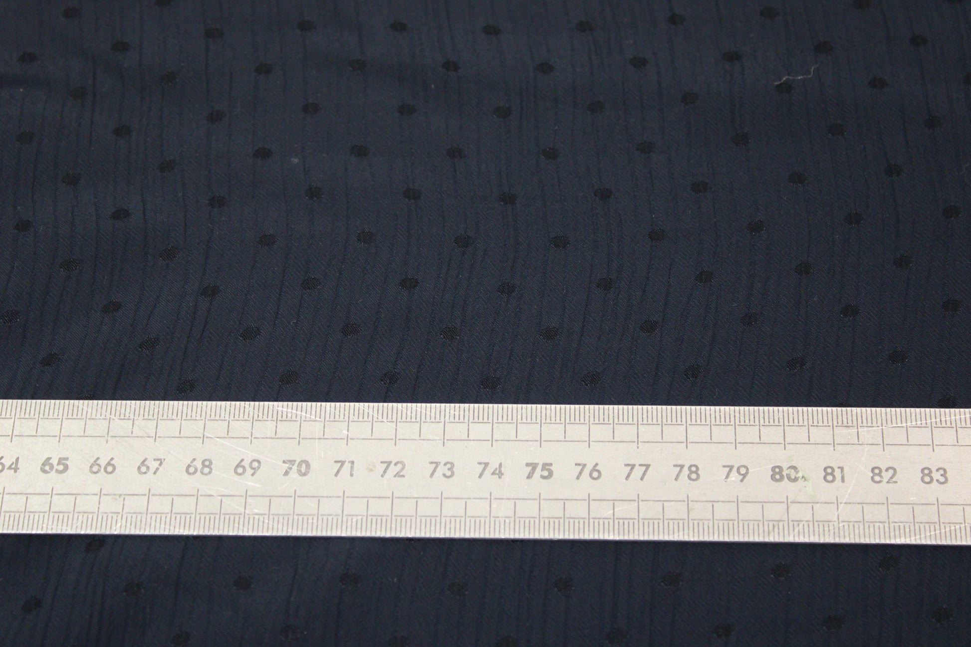 Tissu crêpon viscose - à pois - bleu marine - photo 5/5 | So Tissus