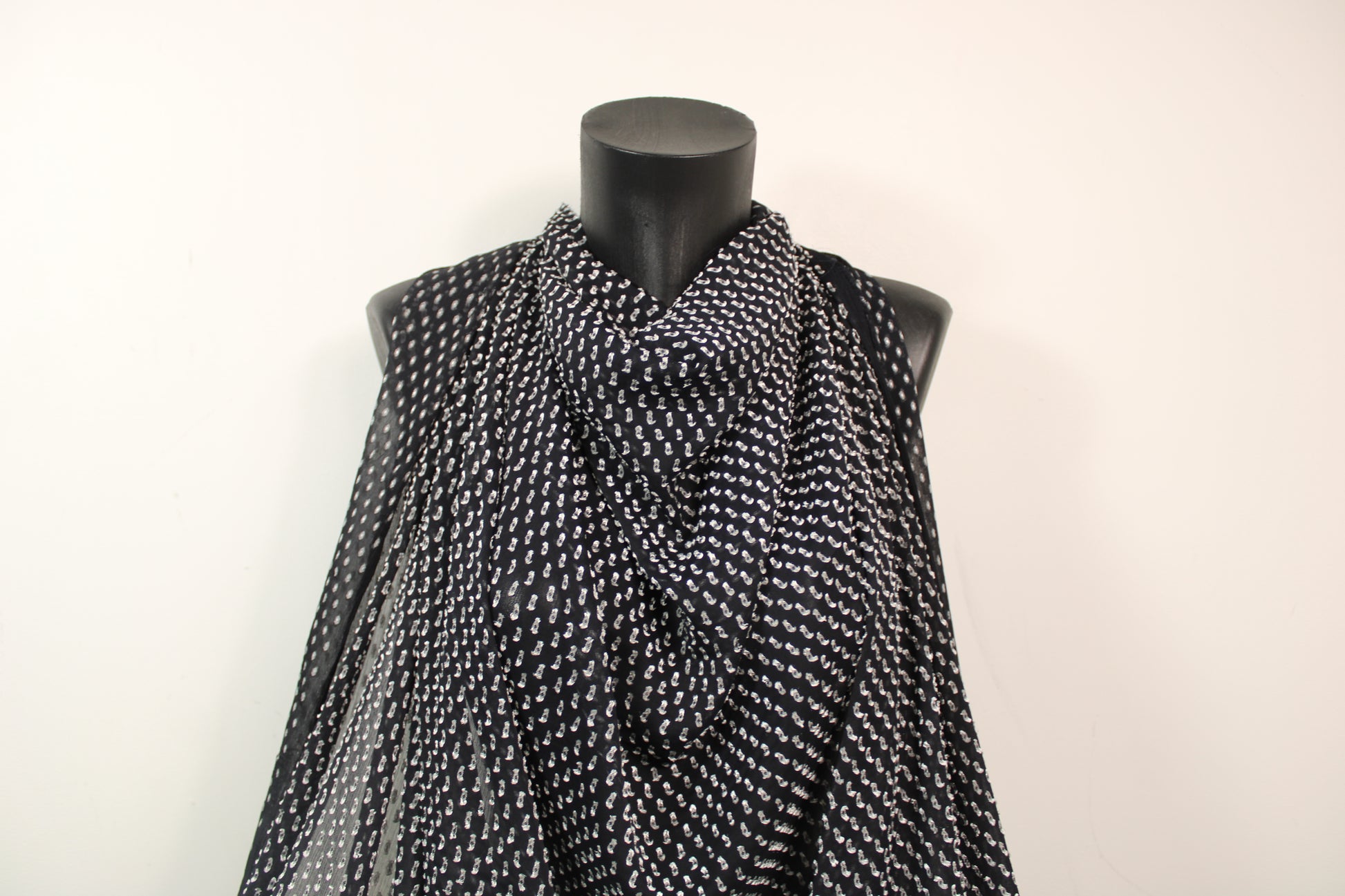 Tissu plumetis - noir et blanc - photo 4/6 | So Tissus