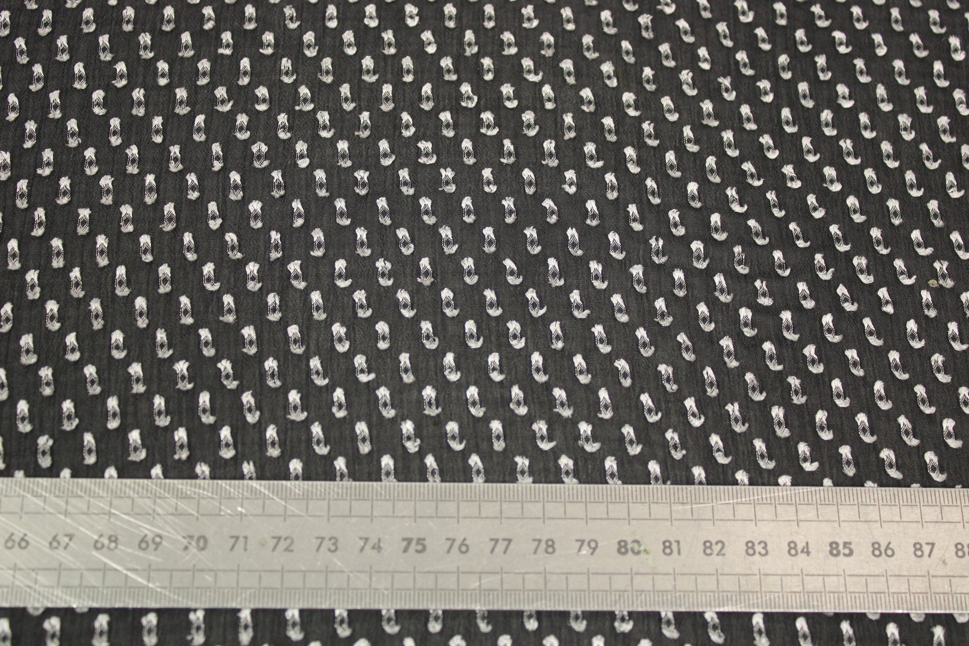 Tissu plumetis - noir et blanc - photo 5/6 | So Tissus