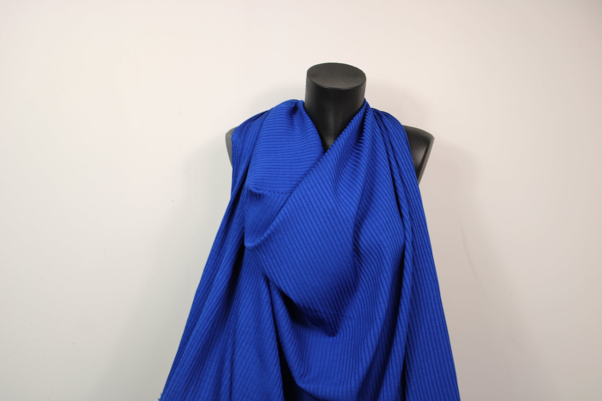 Tissu maille côtelé - bleu électrique - photo 4/4 | So Tissus