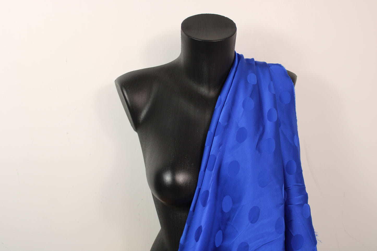 Tissu crêpe viscose - à pois - bleu électrique - photo 3/5 | So Tissus