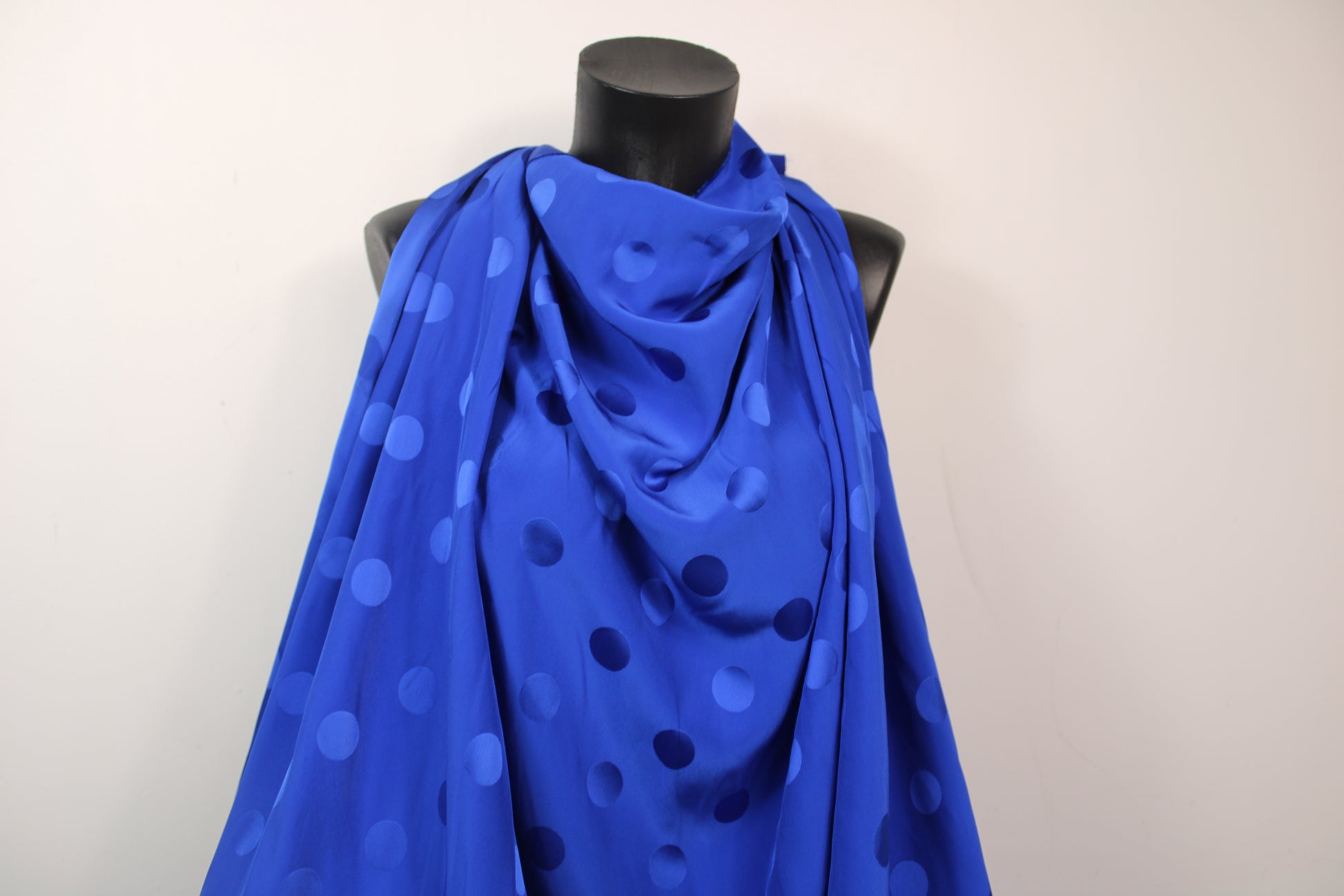 Tissu crêpe viscose - à pois - bleu électrique - photo 4/5 | So Tissus