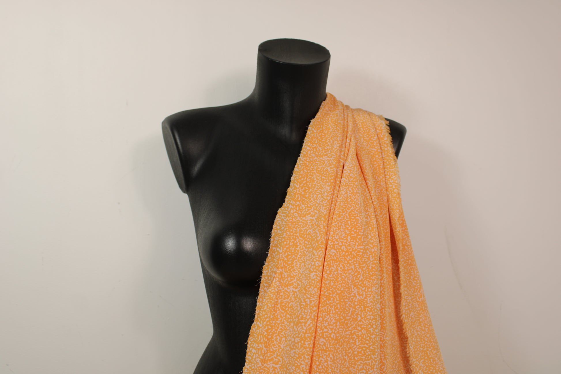 Tissu crêpe de chine 100% soie - imprimé tacheté - orange et blanc - photo 3/5 | So Tissus