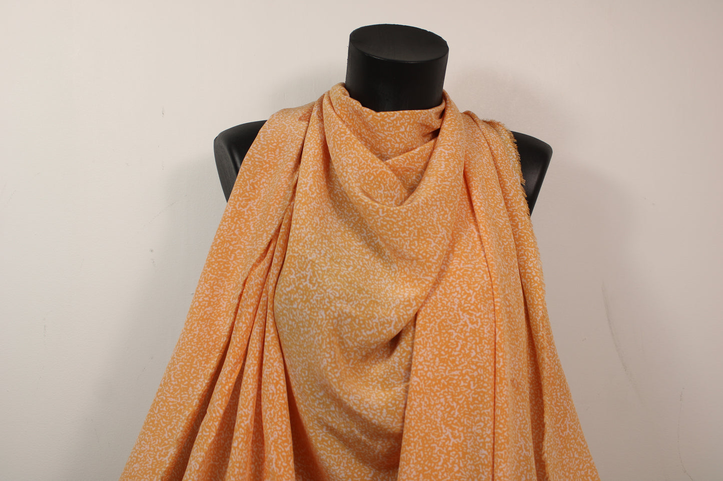 Tissu crêpe de chine 100% soie - imprimé tacheté - orange et blanc - photo 4/5 | So Tissus
