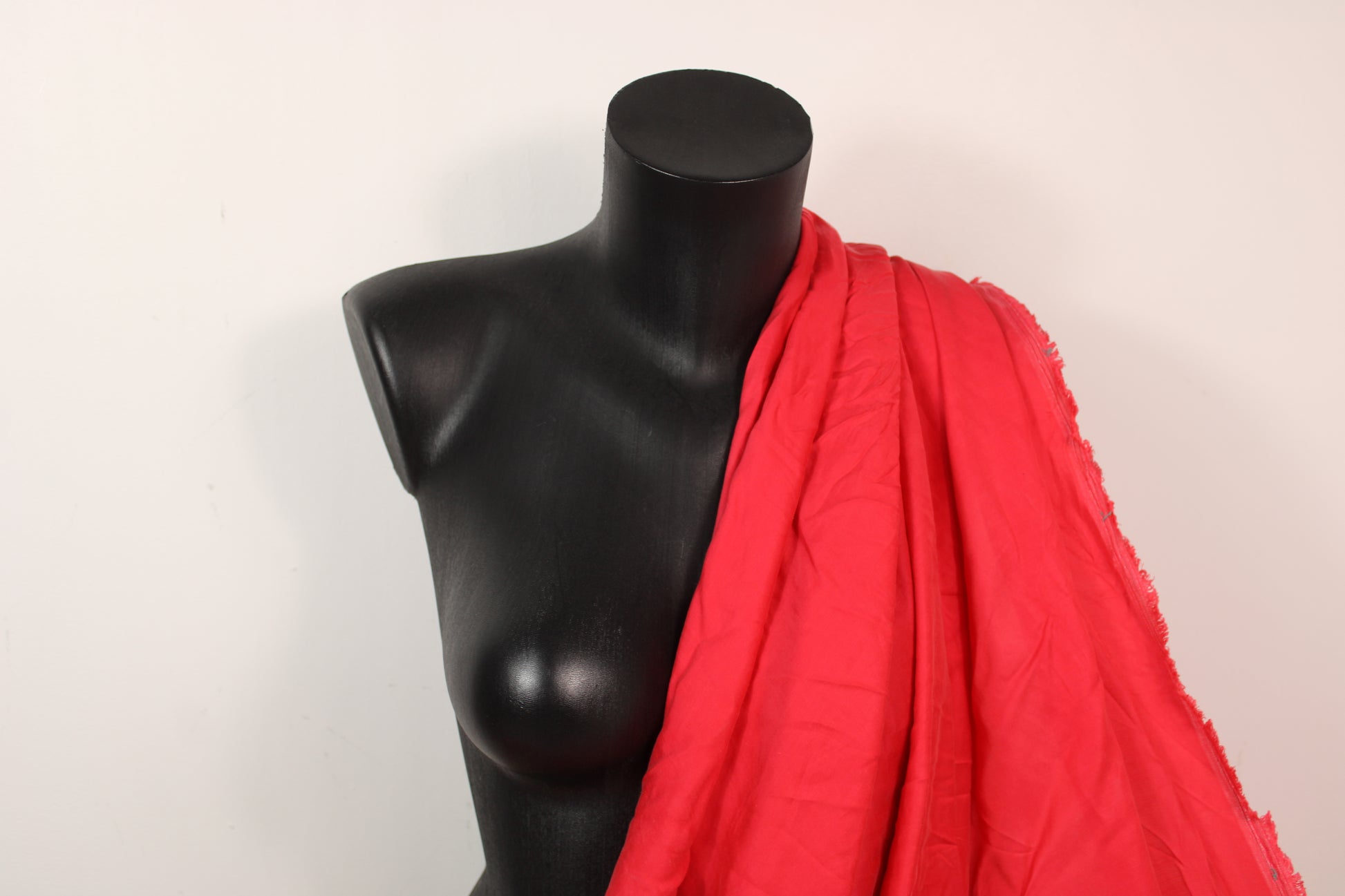 Tissu tencel cupro - rouge garance - photo 3/4 | So Tissus