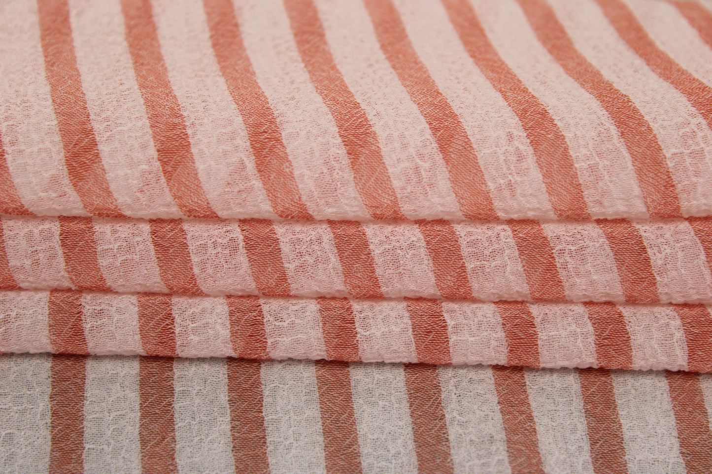 Tissu crêpon  - à rayures - blanc et corail - photo 2/5 | So Tissus