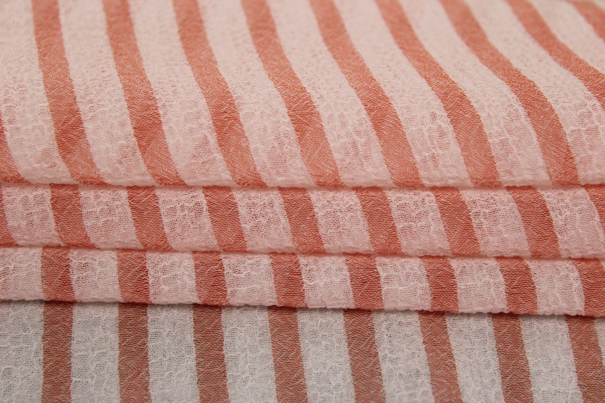 Tissu crêpon  - à rayures - blanc et corail - photo 2/5 | So Tissus