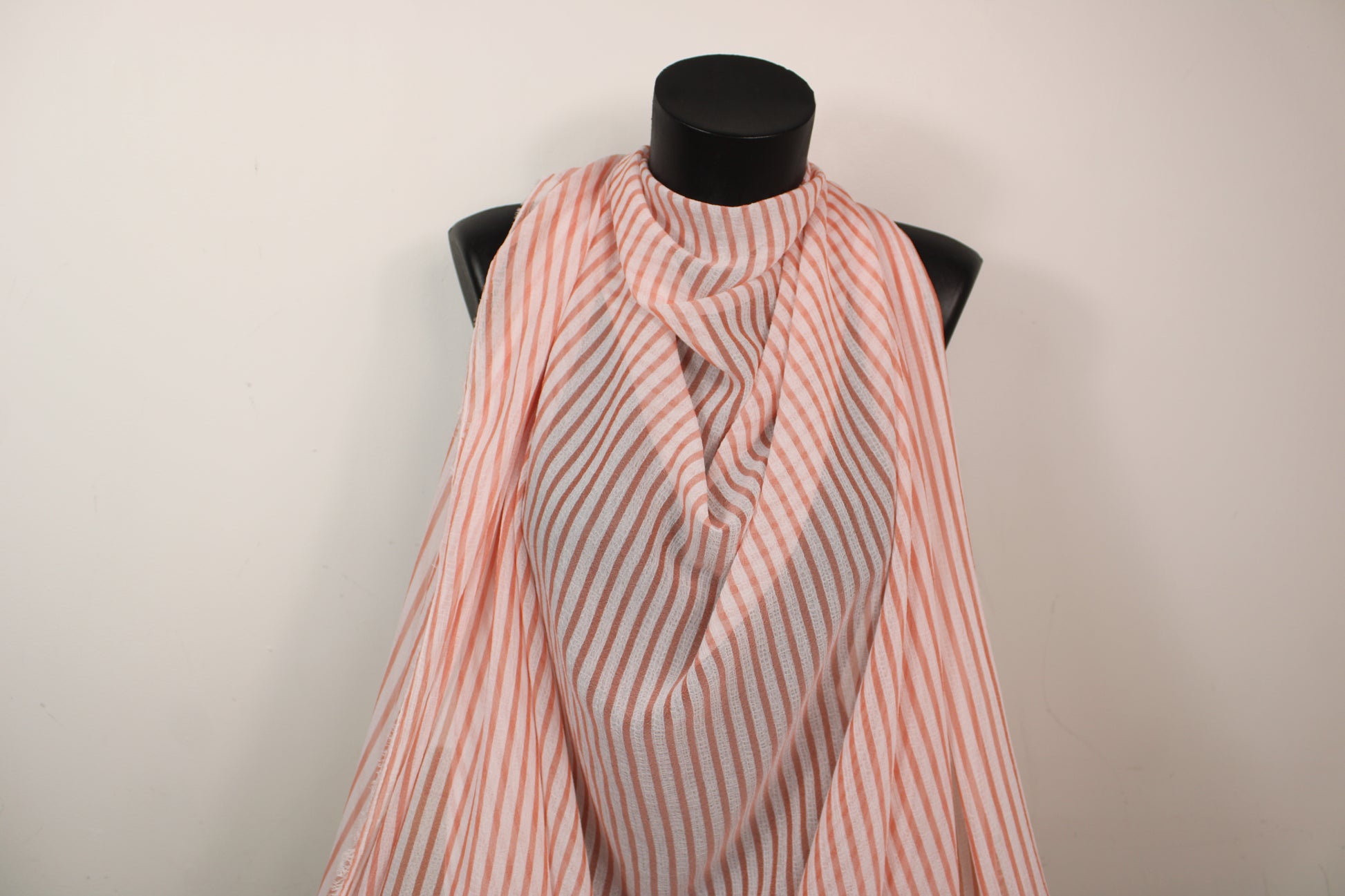 Tissu crêpon  - à rayures - blanc et corail - photo 4/5 | So Tissus