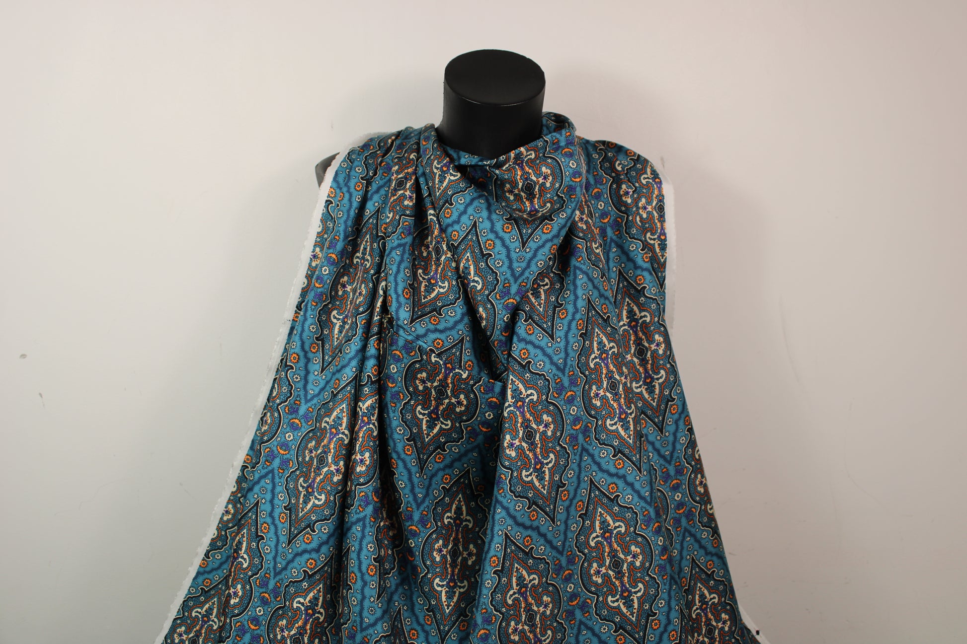 Tissu twill de soie - imprimé cachemire - ton bleu et orange - photo 4/5 | So Tissus