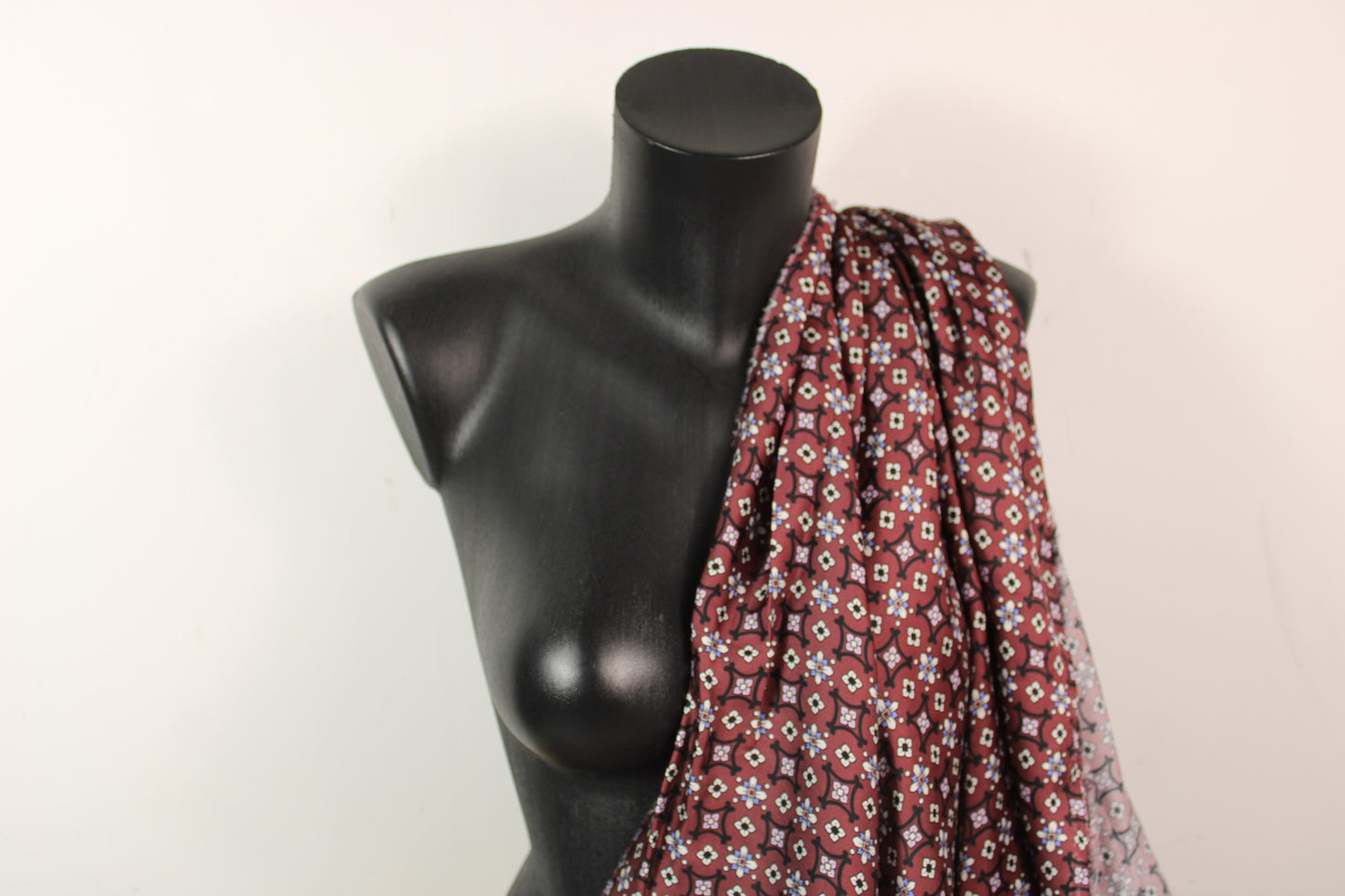 Tissu satin de viscose - imprimé baroque - ton bourgogne - photo 3/5 | So Tissus