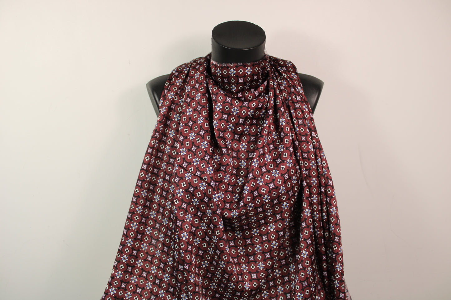 Tissu satin de viscose - imprimé baroque - ton bourgogne - photo 4/5 | So Tissus