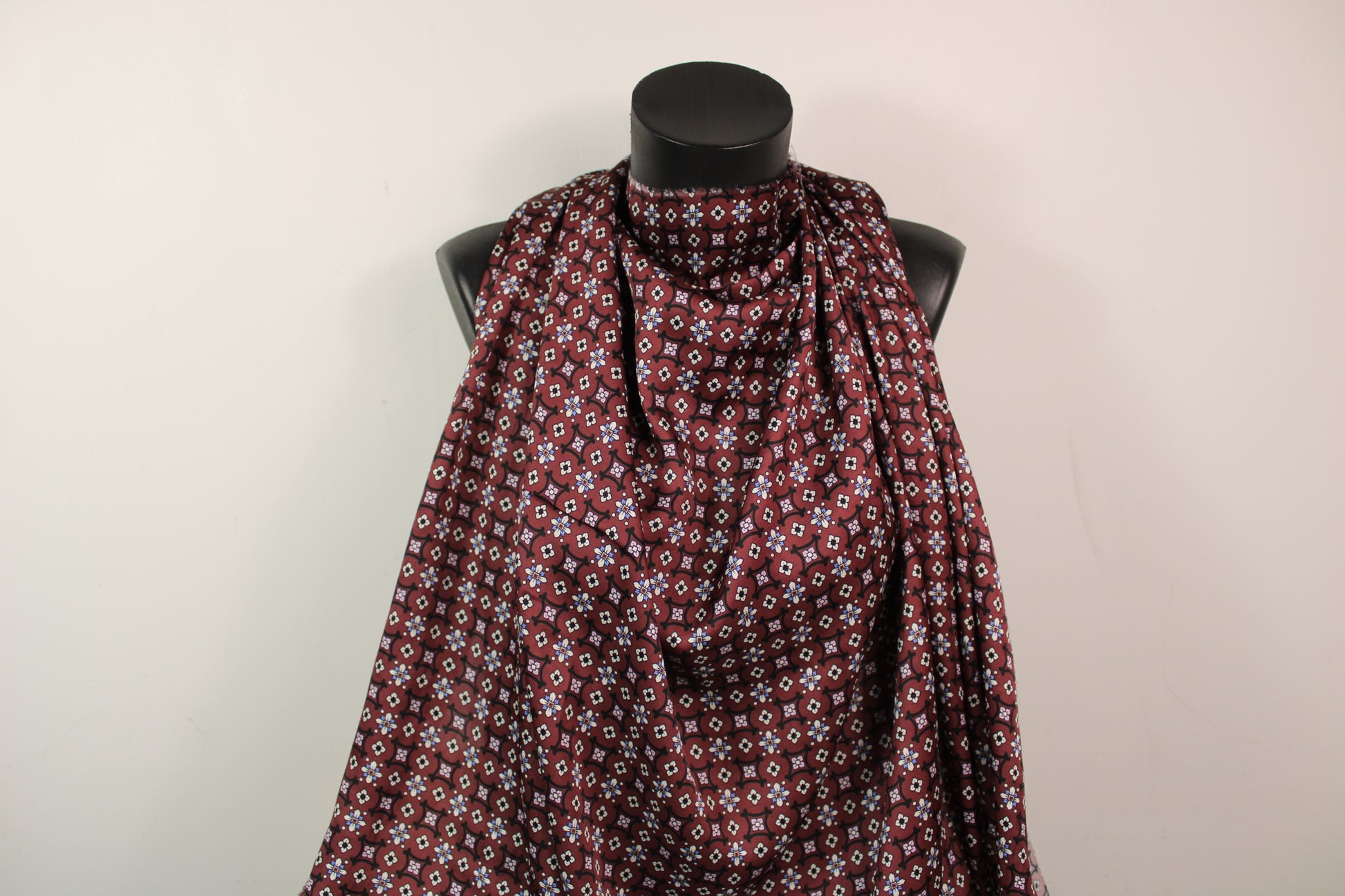 Tissu satin de viscose - imprimé baroque - ton bourgogne - photo 4/5 | So Tissus
