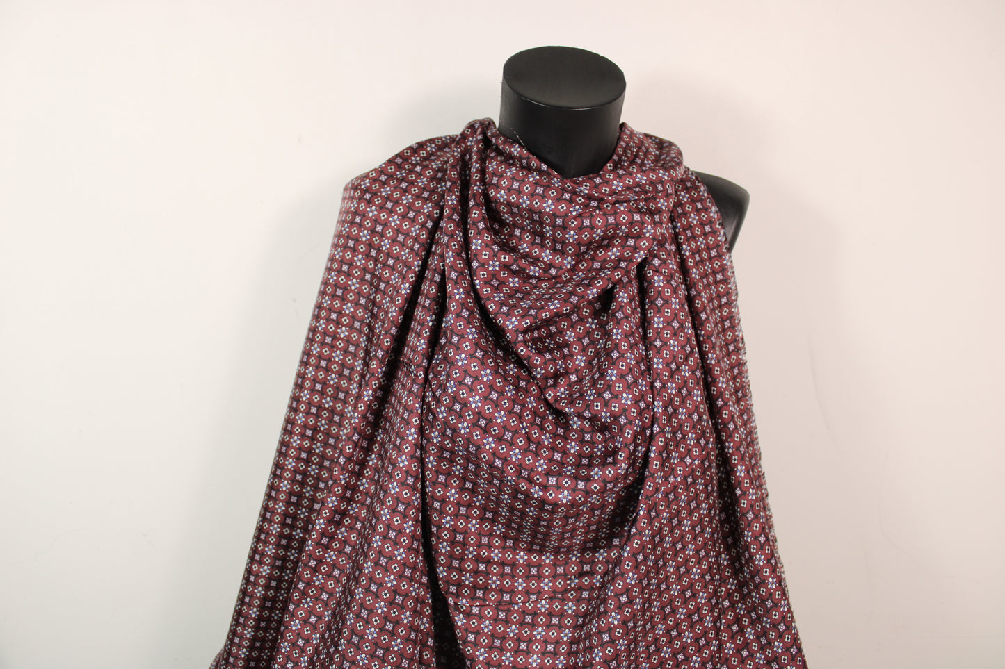 Tissu twill de soie - imprimé baroque - ton bourgogne - photo 4/5 | So Tissus
