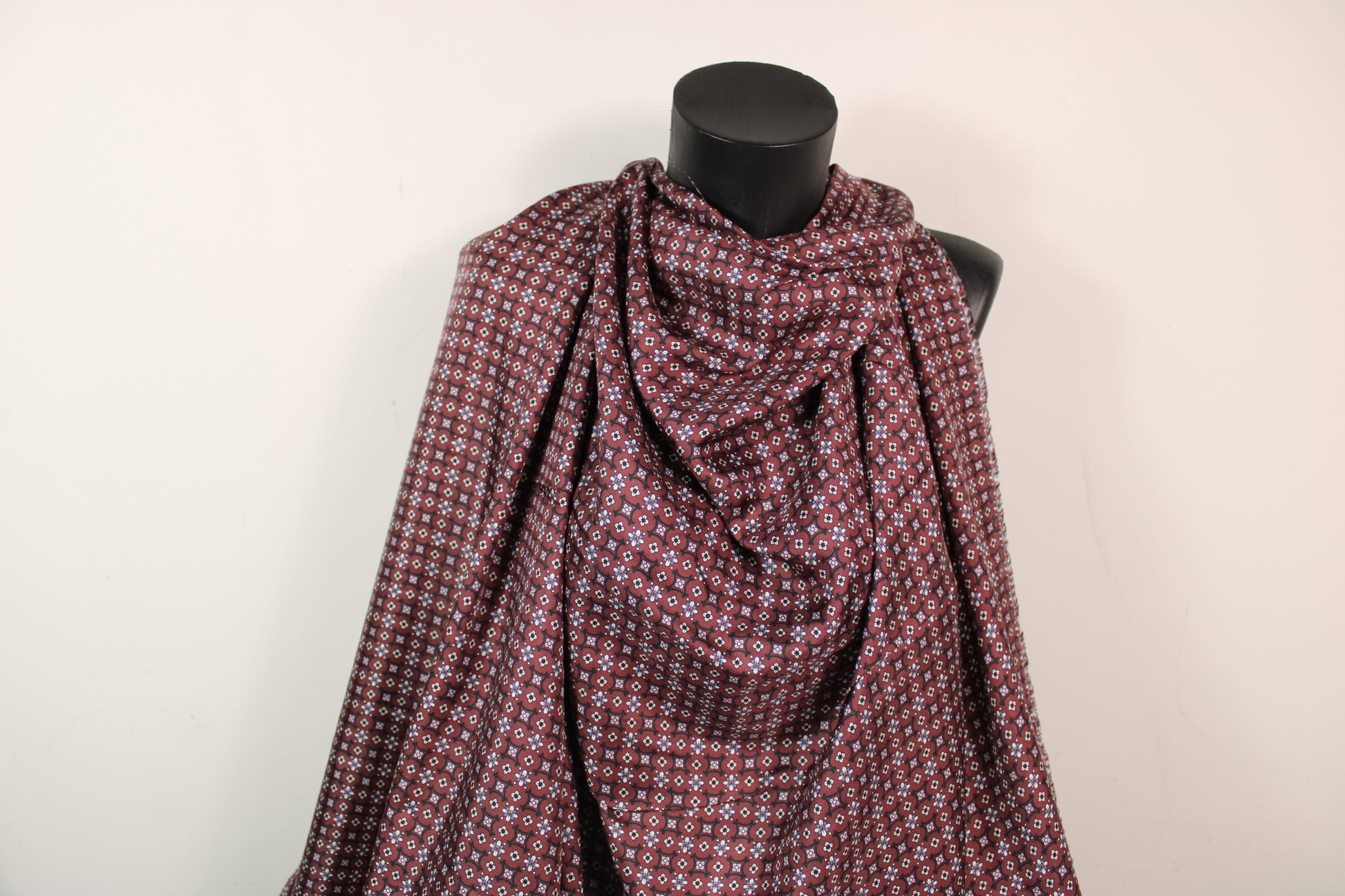 Tissu twill de soie - imprimé baroque - ton bourgogne - photo 4/5 | So Tissus