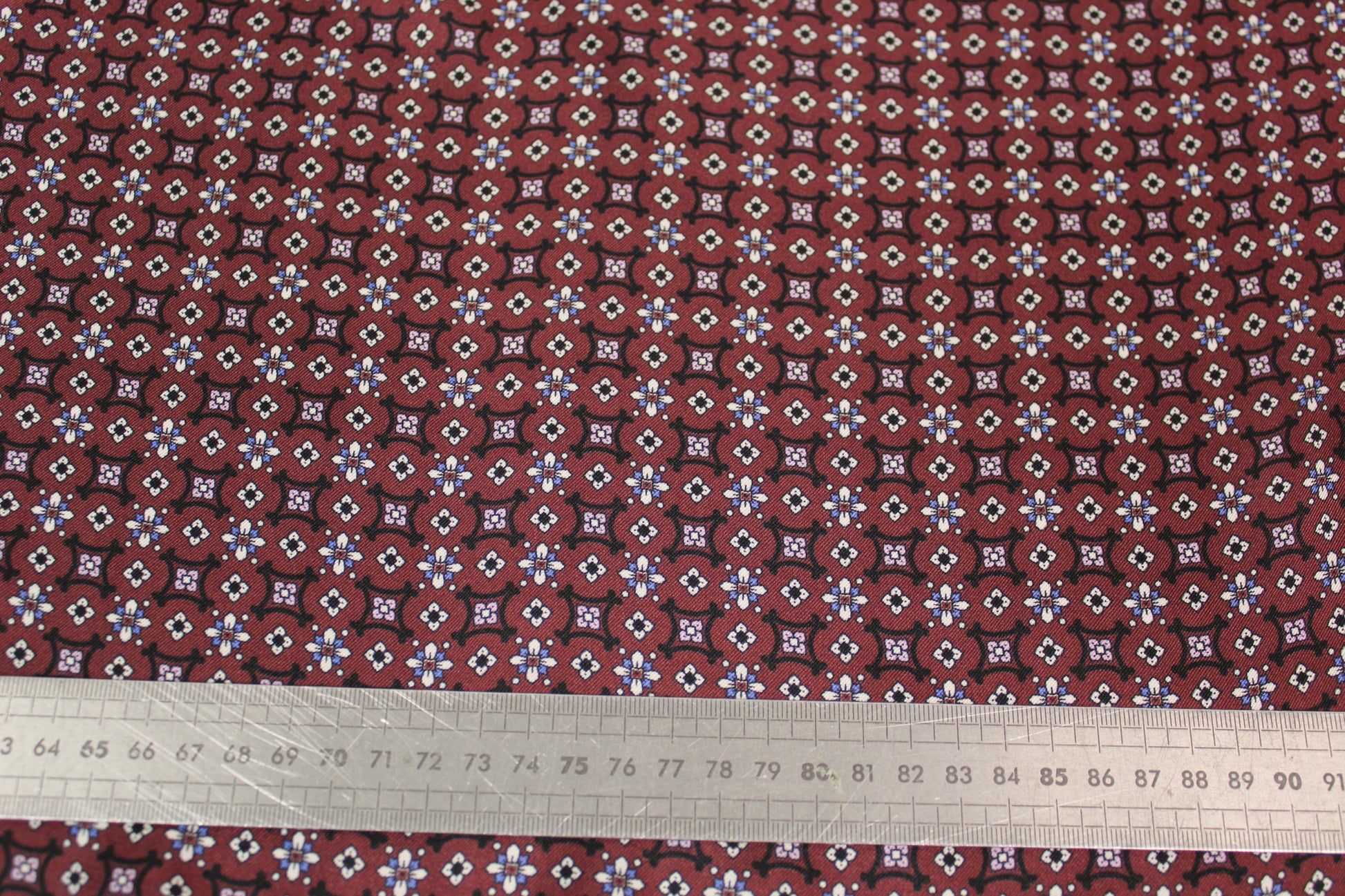Tissu twill de soie - imprimé baroque - ton bourgogne - photo 5/5 | So Tissus
