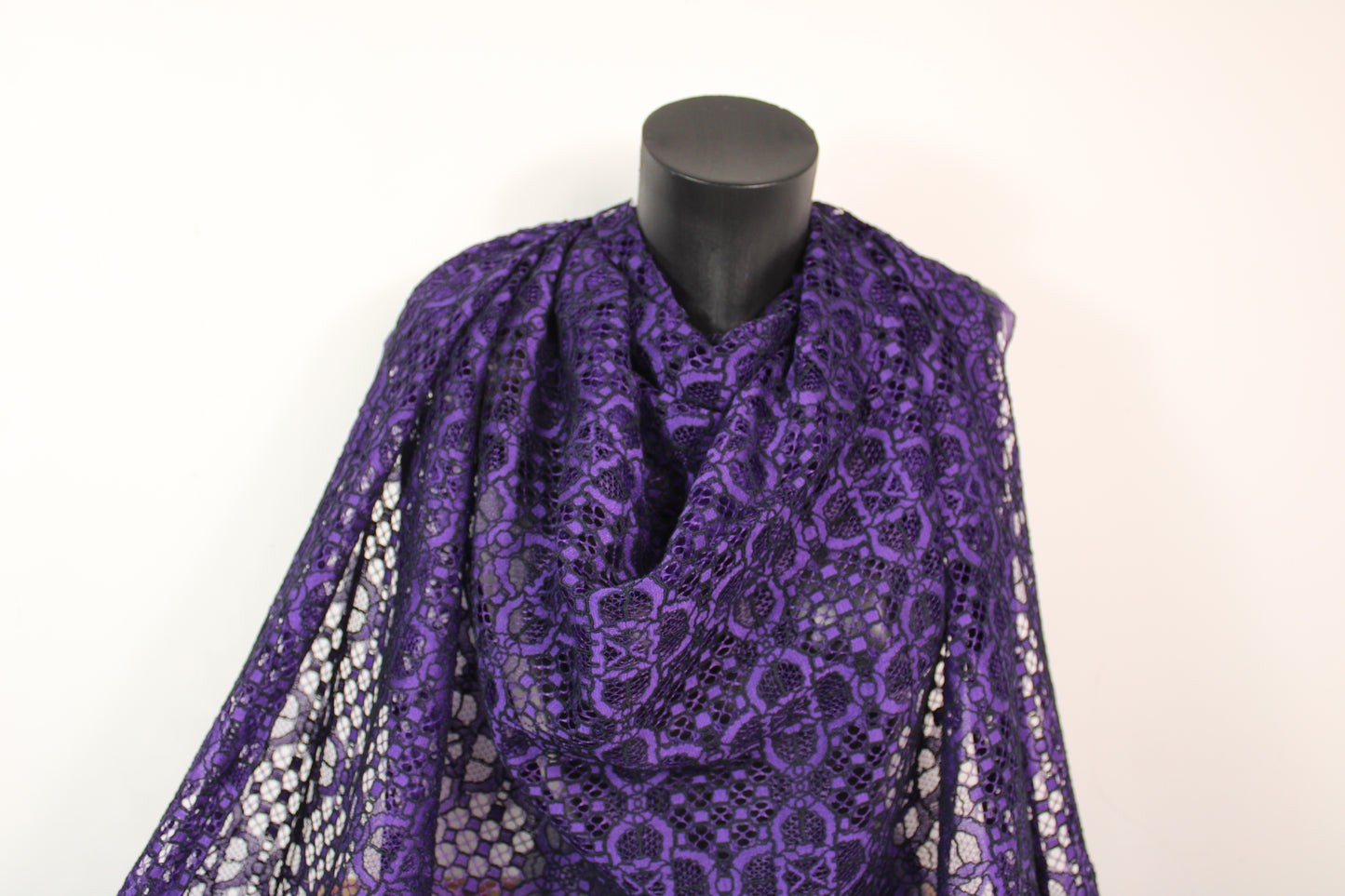 Tissu dentelle - violet et noir - photo 4/5 | So Tissus