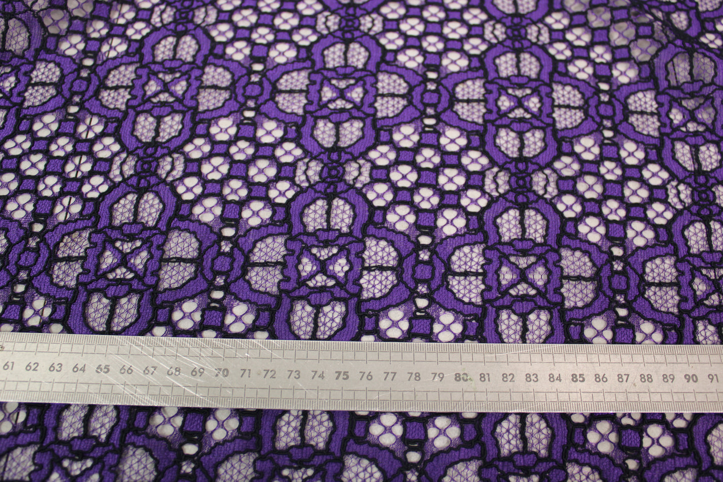 Tissu dentelle - violet et noir - photo 5/5 | So Tissus