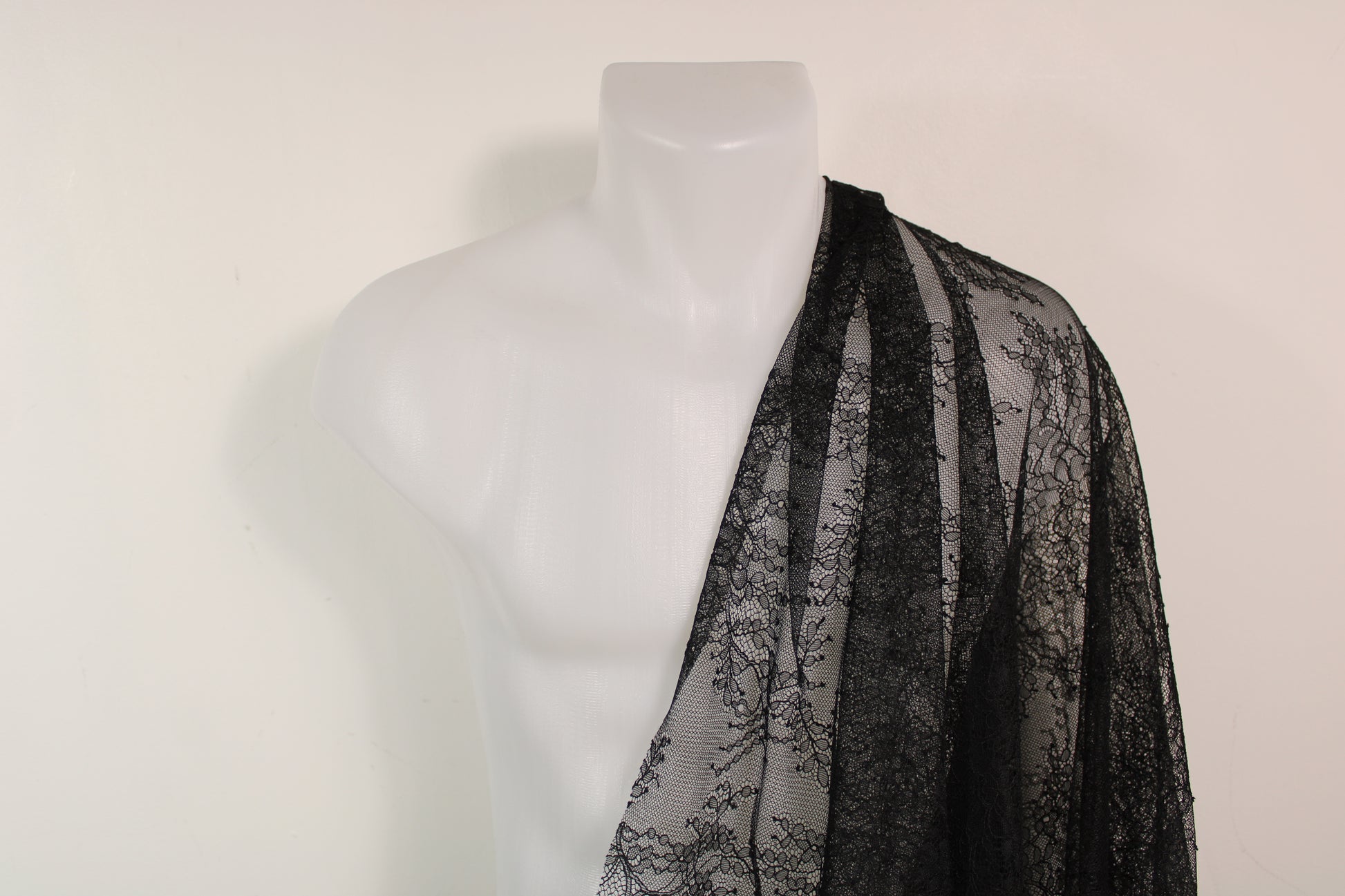 Tissu dentelle - motif fleuri - noir - photo 3/5 | So Tissus