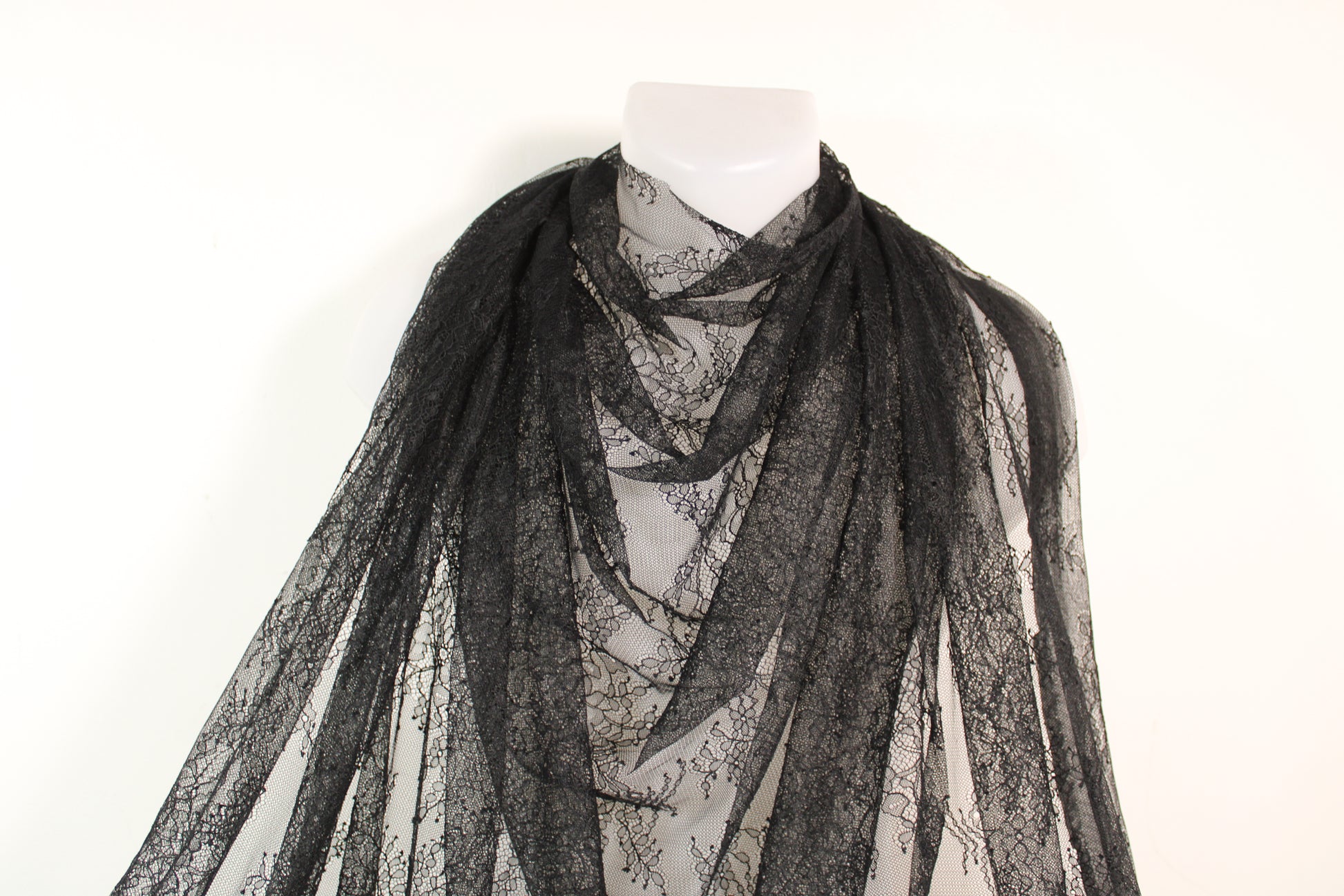 Tissu dentelle - motif fleuri - noir - photo 4/5 | So Tissus