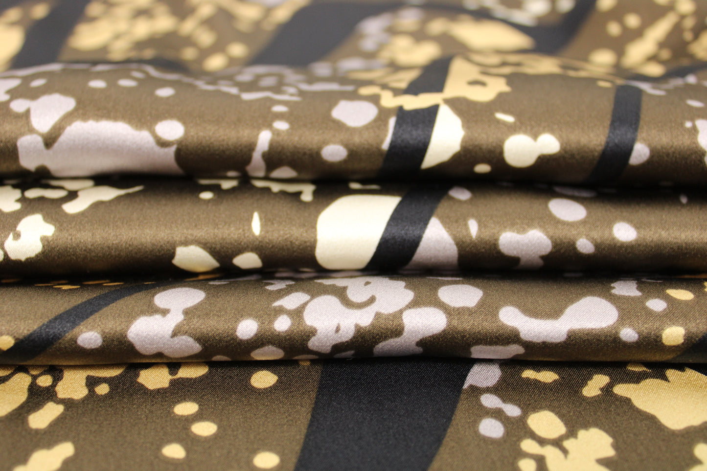 Tissu satin de soie - imprimé ethnique - ton kaki - photo 2/5 | So Tissus