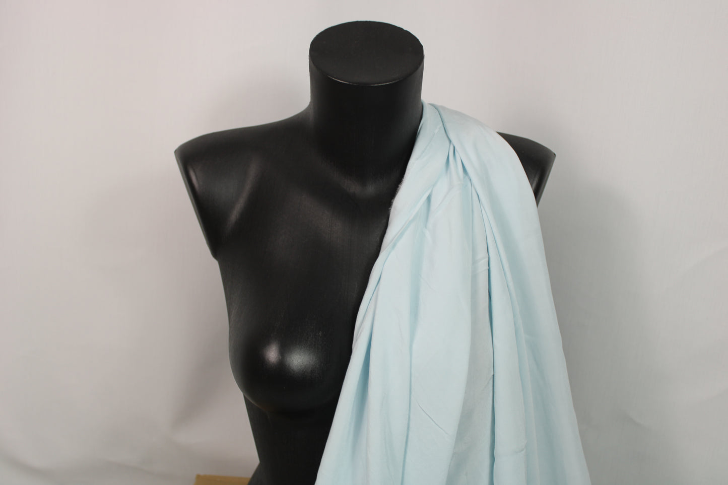 Tissu crêpe viscose - bleu ciel - photo 3/4 | So Tissus