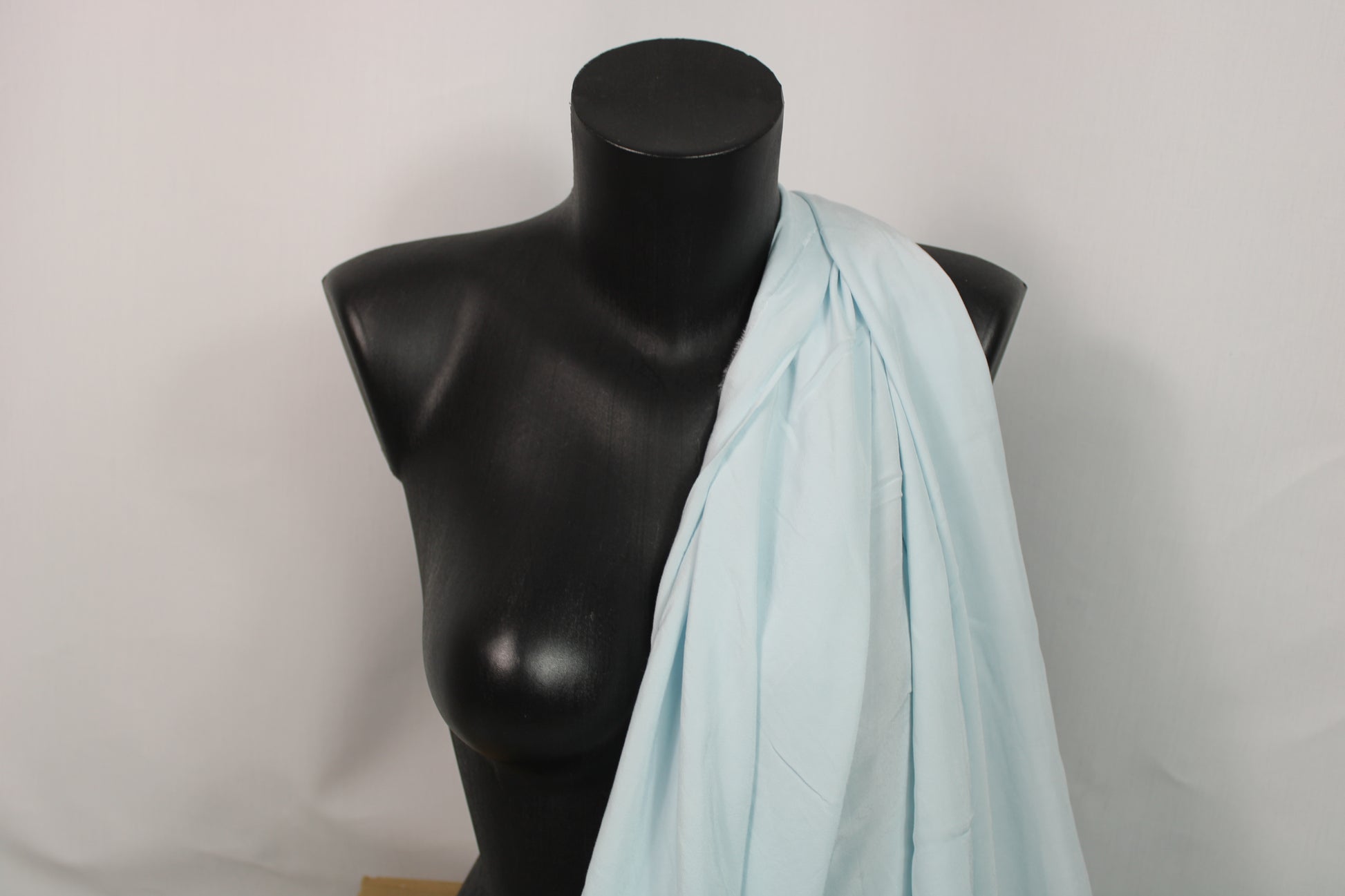 Tissu crêpe viscose - bleu ciel - photo 3/4 | So Tissus