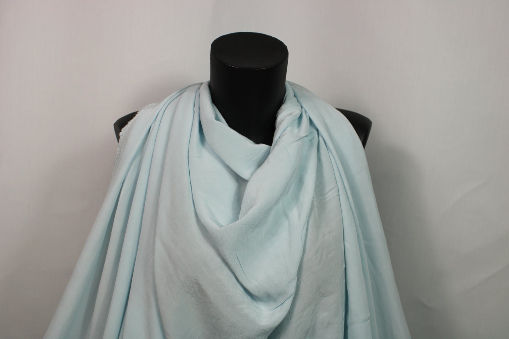 Tissu crêpe viscose - bleu ciel - photo 4/4 | So Tissus